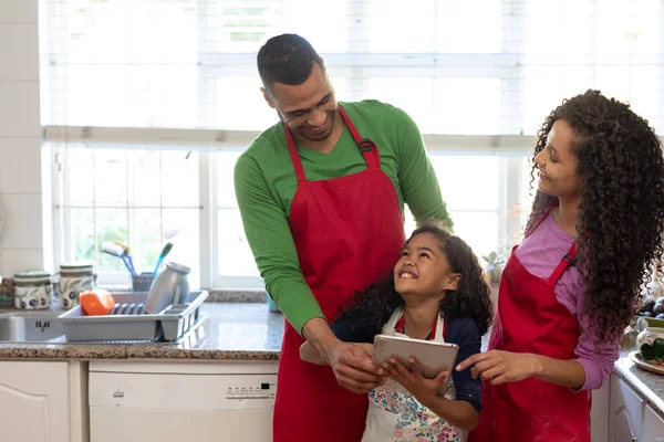 Vista Frontal Casal Misto Com Sua Filha Uma Cozinha Natal — Fotografia de Stock