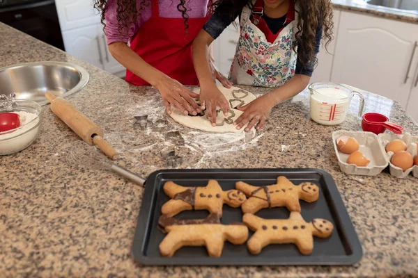 Vista Frontal Seção Média Mulher Uma Cozinha Com Sua Filha — Fotografia de Stock