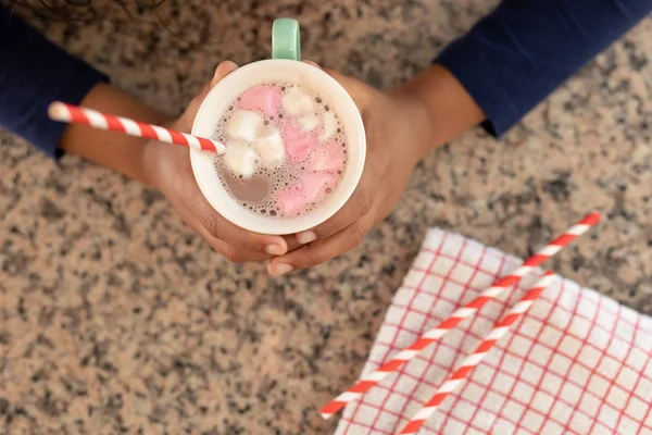 Noel Mutfakta Kız Elleri Sıcak Çikolata Marshmallow Ile Bir Kupa — Stok fotoğraf