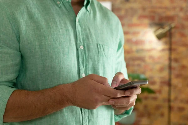 Seitenansicht Mittelteil Des Mannes Mit Smartphone Wohnzimmer — Stockfoto