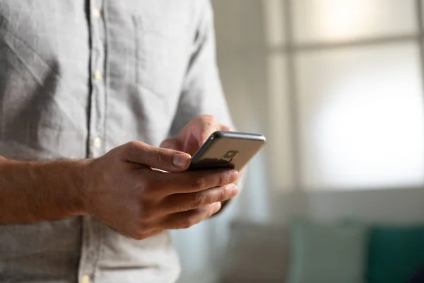 Side View Mid Avsnitt Människan Stående Hemma Med Hjälp Smartphone — Stockfoto