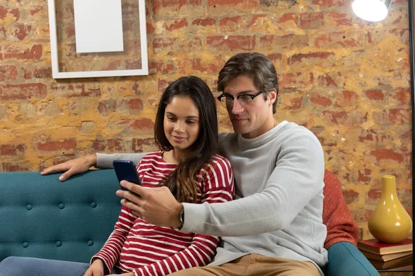 Vista Frontal Cerca Una Joven Pareja Caucásica Feliz Usando Teléfono —  Fotos de Stock