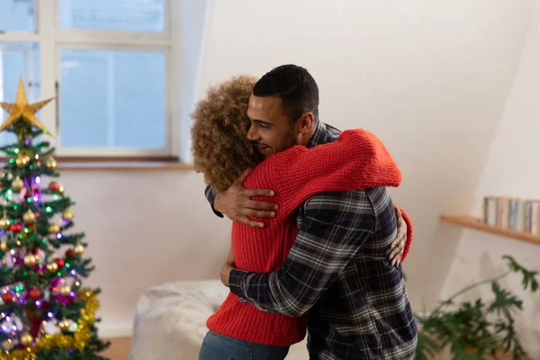 Seitenansicht Nahaufnahme Eines Jungen Gemischten Rasse Mann Und Frau Umarmen — Stockfoto