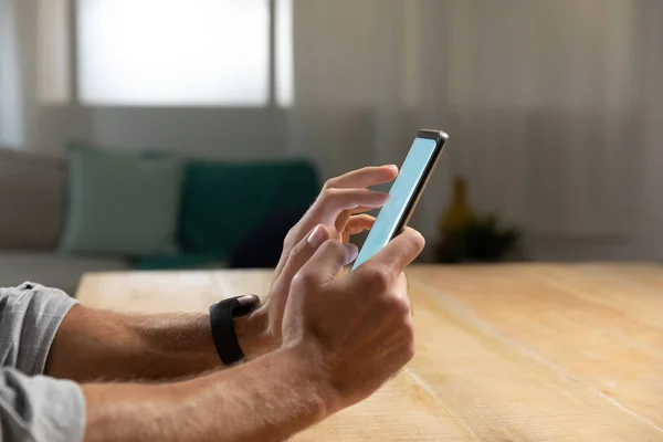 Seitenansicht Mittelteil Des Mannes Der Hause Mit Einem Smartphone Touchscreen — Stockfoto