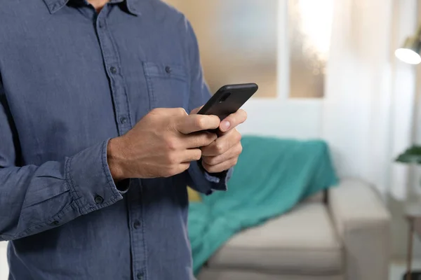 Seitenansicht Mittelteil Des Mannes Mit Smartphone Wohnzimmer — Stockfoto