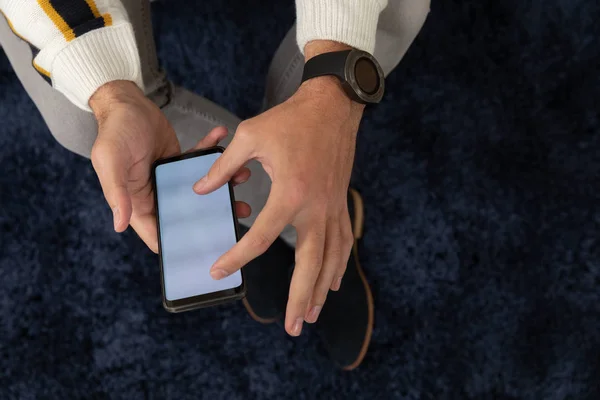 Ansicht Des Menschen Mit Dem Touchscreen Auf Dem Smartphone Sitzen — Stockfoto