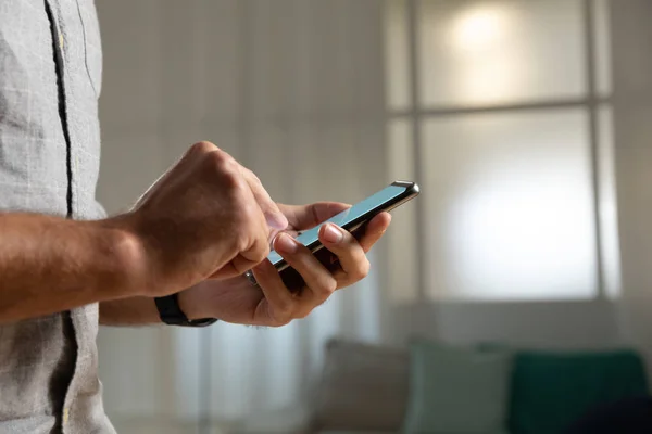 Seitenansicht Mittelteil Des Mannes Der Hause Mit Dem Smartphone Steht — Stockfoto