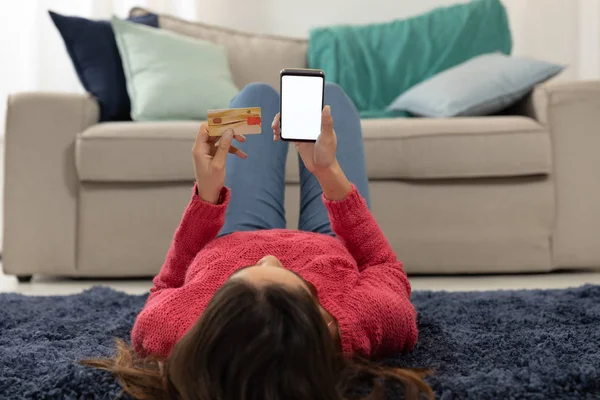 Vista Frontal Cerca Una Joven Mujer Caucásica Feliz Usando Teléfono —  Fotos de Stock