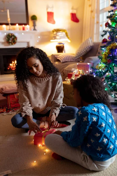Vorderansicht Einer Mischlingshündin Die Weihnachten Mit Ihrer Kleinen Tochter Wohnzimmer — Stockfoto