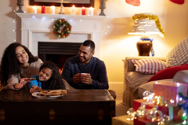 Frontansicht Eines Gemischten Rassenpaares Das Weihnachten Mit Seiner Kleinen Tochter — Stockfoto