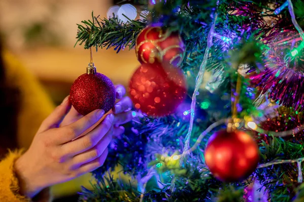 Κοντά Στα Χέρια Της Γυναίκας Που Διακοσμεί Ένα Χριστουγεννιάτικο Δέντρο — Φωτογραφία Αρχείου