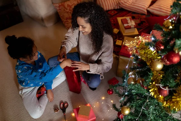 Seitenansicht Einer Mischlingshündin Die Weihnachten Mit Ihrer Kleinen Tochter Wohnzimmer — Stockfoto