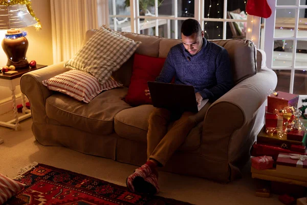 Vooraanzicht Van Een Gemengde Race Man Zittend Een Bank Haar — Stockfoto