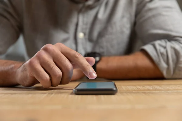 Framsidan Mitten Delen Mannen Sitter Vid Ett Bord Med Smartphone — Stockfoto