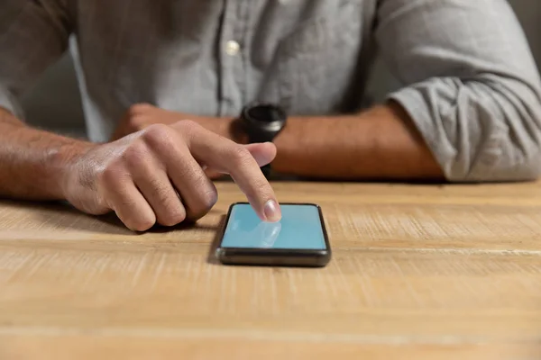 Вид Спереди Средней Части Человека Сидящего Столом Сенсорным Экраном Смартфона — стоковое фото