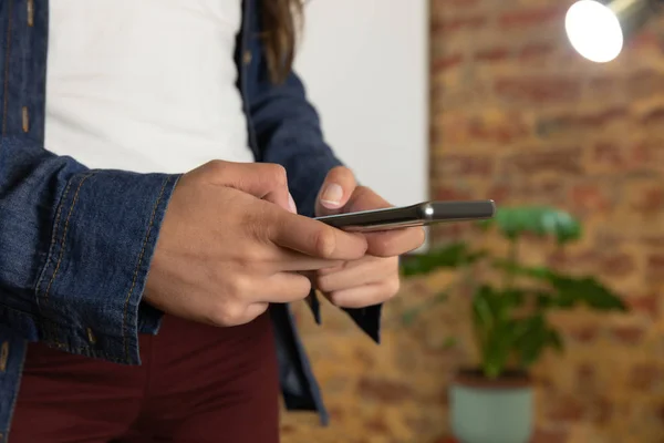 Sida Visa Mitten Delen Kvinnan Stående Hemma Med Hjälp Smartphone — Stockfoto