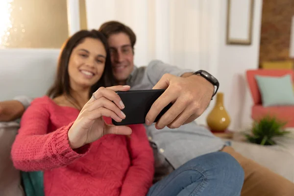 Vista Frontal Cerca Una Joven Pareja Caucásica Feliz Usando Teléfono —  Fotos de Stock