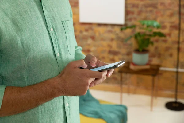 Side View Mid Avsnitt Människan Med Hjälp Smartphone Sitt Vardagsrum — Stockfoto