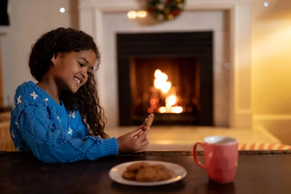 Seitenansicht Einer Jungen Mischlingshündin Ihrem Wohnzimmer Weihnachten Lächelnd Und Mit — Stockfoto