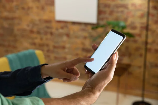 Seitenansicht Mittelteil Des Paares Mit Smartphone Wohnzimmer Der Mann Hält — Stockfoto