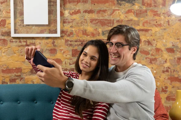 Akıllı Telefon Kullanan Oturma Odasında Kanepede Birlikte Otururken Selfie Çeken — Stok fotoğraf