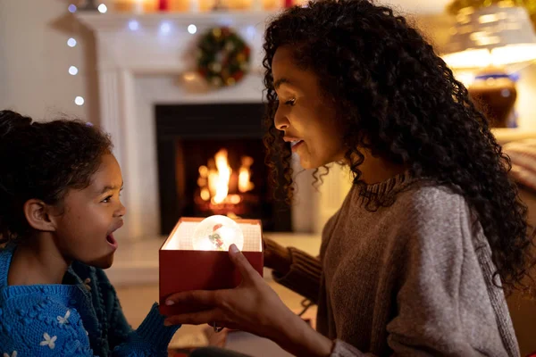 Yan Görünüm Noel Oturma Odasında Genç Kızı Ile Karışık Bir — Stok fotoğraf