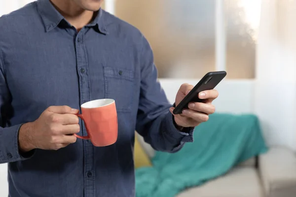 Vista Frontal Sección Central Joven Hombre Caucásico Sosteniendo Una Taza —  Fotos de Stock