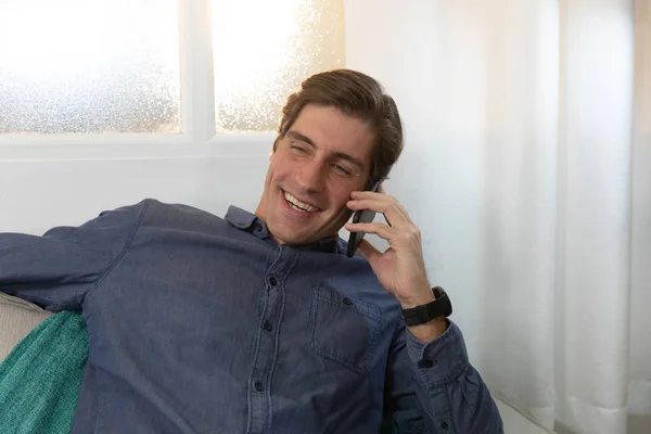 Oturma Odasında Oturan Bir Akıllı Telefonda Gülümseyen Konuşan Mutlu Bir — Stok fotoğraf