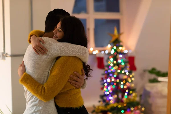 Seitenansicht Eines Jungen Gemischten Rasse Mann Und Frau Umarmen Sich — Stockfoto