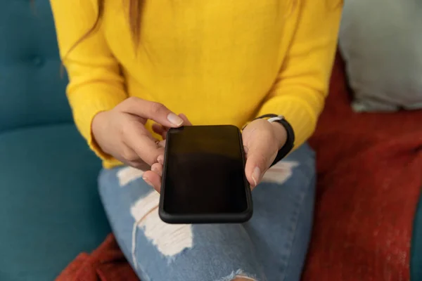 Visão Frontal Seção Média Mulher Usando Smartphone Sentado Sua Sala — Fotografia de Stock