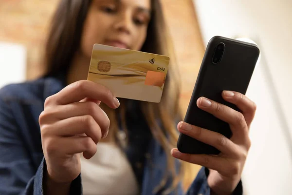 Nahaufnahme Einer Jungen Kaukasischen Frau Die Hause Mit Einem Smartphone — Stockfoto