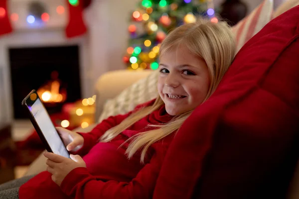 Retrato Uma Jovem Caucasiana Usando Tablet Sala Estar Época Natal — Fotografia de Stock