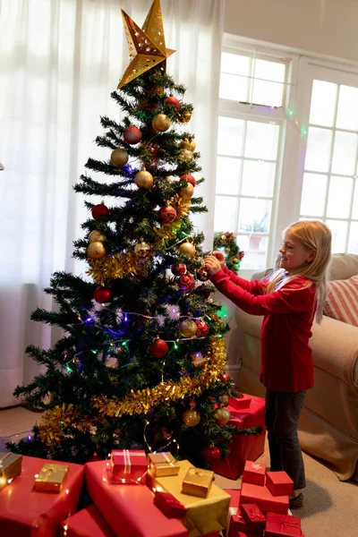 Pohled Mladou Kavkazskou Dívku Vyzdobující Vánoční Stromek Obývacím Pokoji Štědrý — Stock fotografie