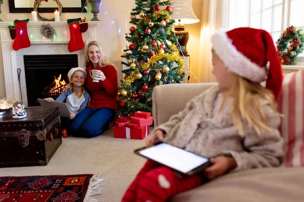 Front View Young Caucasian Woman Her Young Son Sitting Fireplace — Stock Photo, Image