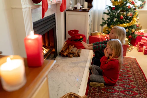 Side Bild Unga Kaukasiska Bror Och Syster Sitter Vid Brasan — Stockfoto