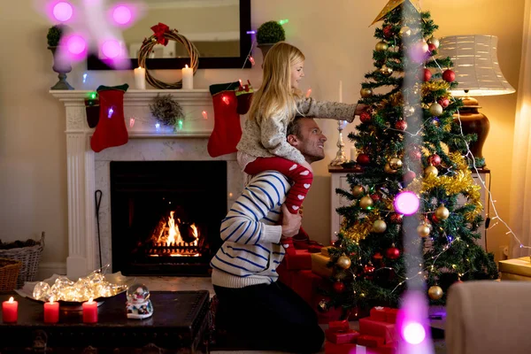 Vista Laterale Uomo Caucasico Mezza Età Con Sua Giovane Figlia — Foto Stock