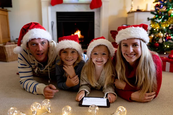 Portrait Couple Caucasien Couché Sur Sol Avec Leur Jeune Fils — Photo