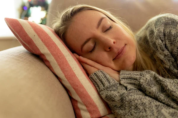 一个微笑的年轻白种妇女睡在她客厅的沙发前视图 — 图库照片