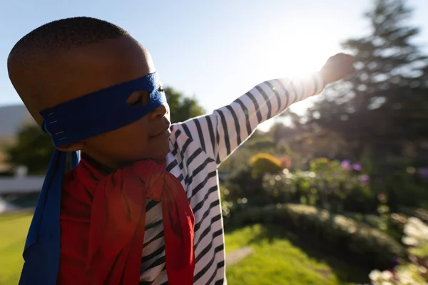 Sidoutsikt Över Ung Afrikansk Amerikansk Pojke Klädd Superhjälte Kostym Med — Stockfoto