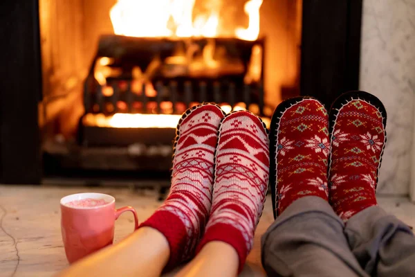 Nahaufnahme Der Füße Eines Paares Hausschuhen Das Zur Weihnachtszeit Vor — Stockfoto