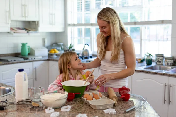 Front View Happy Young Caucasian Woman Her Young Daughter Kitchen — Stock Photo, Image