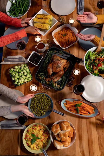 Overhead View Group Male Female Friends Sitting Table Holding Dishes — Stock Photo, Image