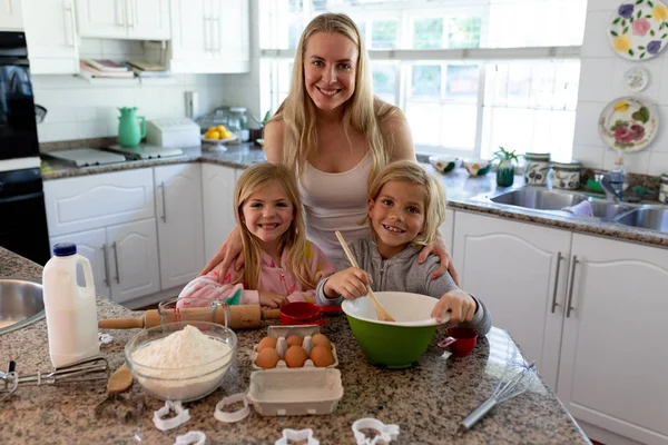 Portrait Happy Young Caucasian Mother Her Young Daughter Son Kitchen — Stock Photo, Image