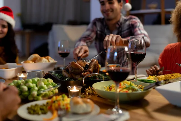 Frontansicht Eines Jungen Gemischten Mannes Mit Weihnachtsmütze Der Hause Mit — Stockfoto