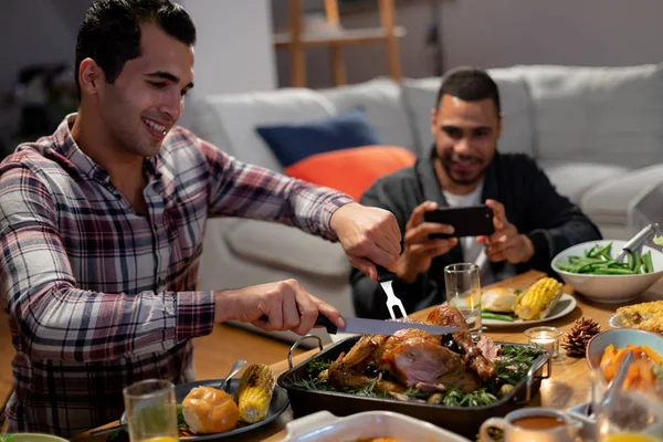 Vista Frontal Joven Hombre Raza Mixta Sentado Una Mesa Para — Foto de Stock