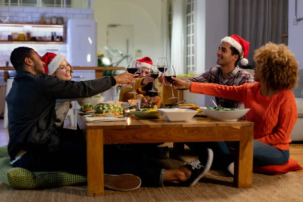 Seitenansicht Einer Gruppe Junger Erwachsener Multiethnischer Freunde Die Hause Einem — Stockfoto