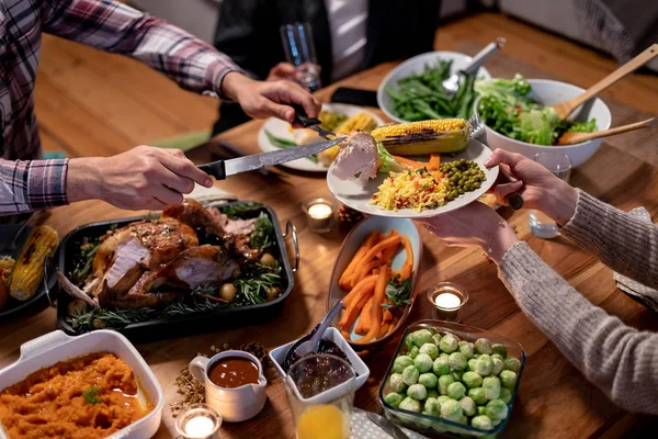 Vista Alto Ângulo Das Mãos Homem Sentado Uma Mesa Para — Fotografia de Stock