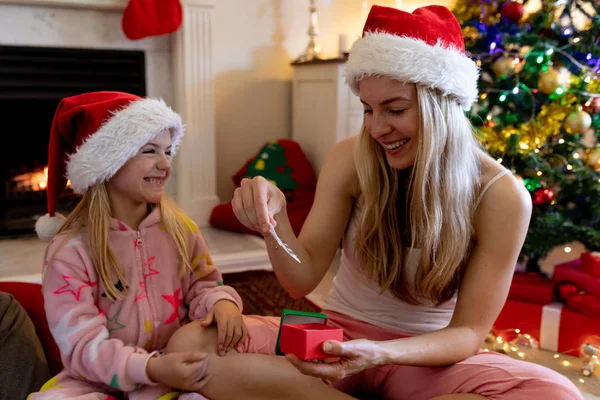 Vorderansicht Einer Glücklichen Jungen Kaukasischen Mutter Die Zur Weihnachtszeit Mit — Stockfoto