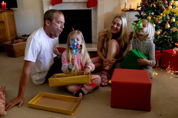 Vorderansicht Eines Kaukasischen Paares Das Zur Weihnachtszeit Mit Seinem Kleinen — Stockfoto