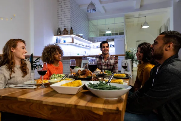 Vista Lateral Grupo Jóvenes Adultos Multi Étnicos Hombres Mujeres Amigos — Foto de Stock